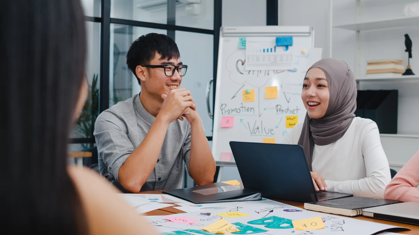 Ilustrasi rekan kerja berdiskusi dalam kolaborasi bisnis